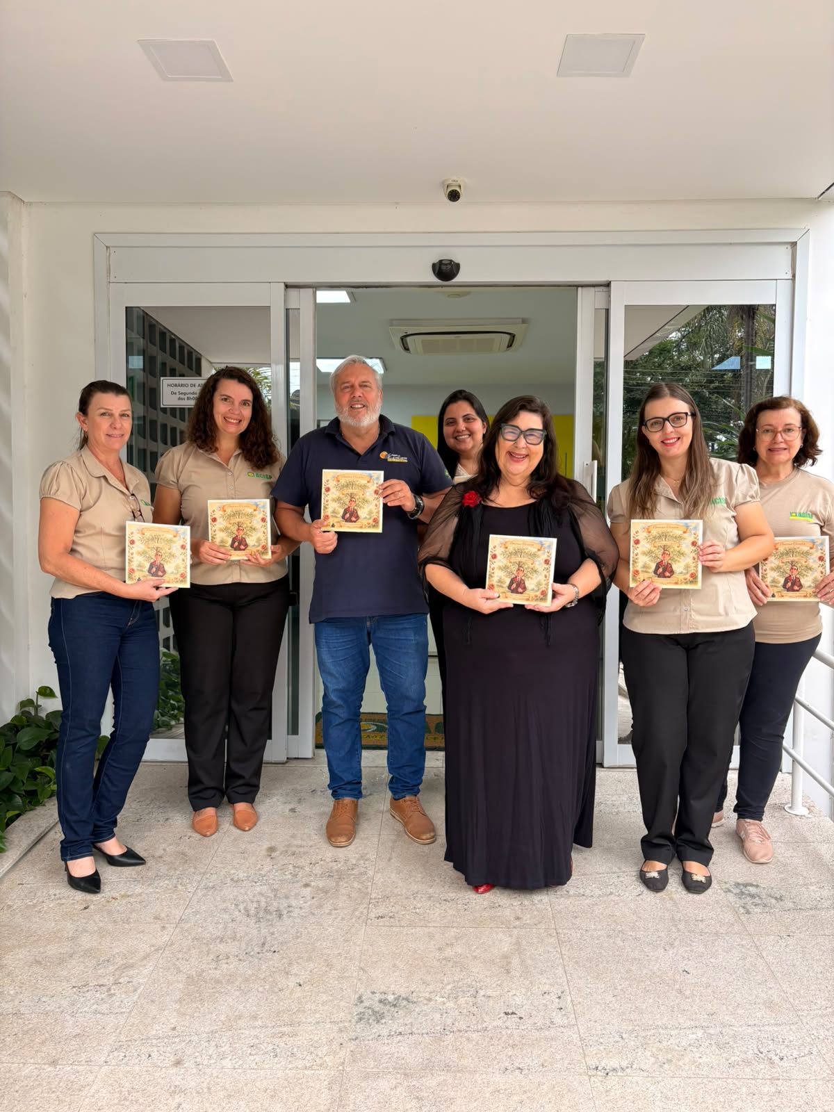 Autora visita ACISP e presenteia colaboradores com livro sobre Gustavo Teixeira