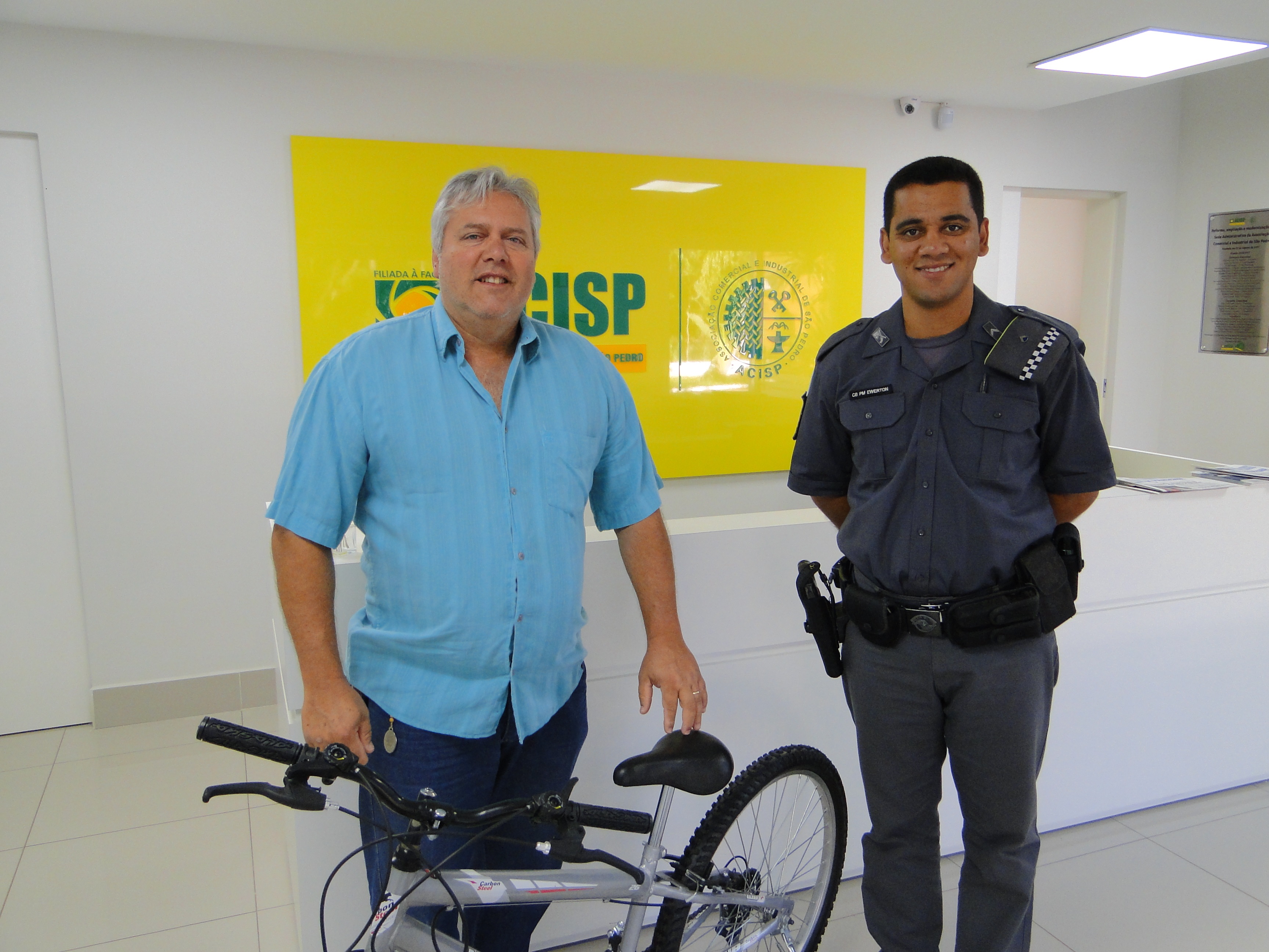 ACISP doa bicicleta para premiação do PROERD